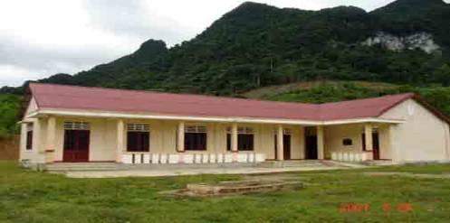 An old wooden house with a sloped roof stands in a grassy area. The structure appears weathered and is surrounded by sparse trees. Date on the image reads 2004/4/28.