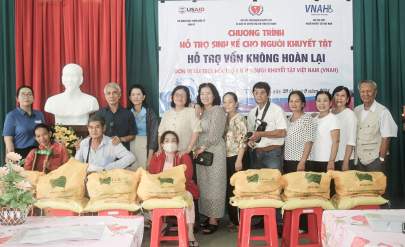 Deputy Director Anthony Kolb, Reconciliation and Inclusive Development Office (RIDO) USAID Vietnam with the beneficiaries