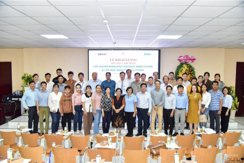 Trainees and representatives of CTUMS, Bac Lieu and Ca Mau provinces and VNAH at commencement ceremony